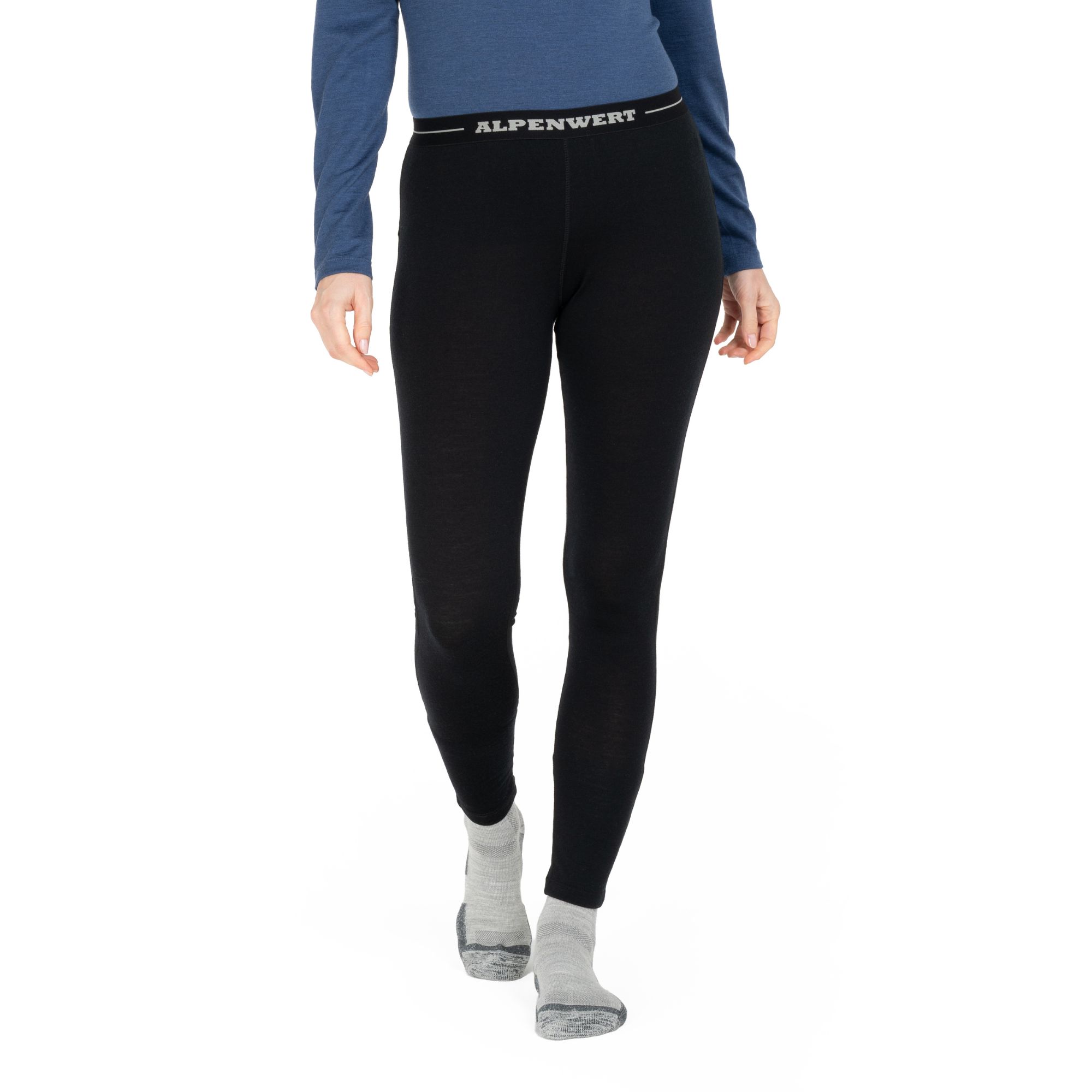 Frau trägt schwarze Damen-Leggings aus 100% Merinowolle vorne.