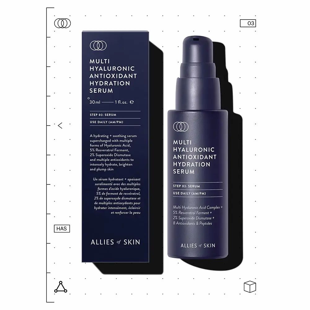 Produktverpackung und Flasche. Aufschrift: Multi Hyaluronic Antioxidant Hydration Serum. Marke: ALLIES OF SKIN.