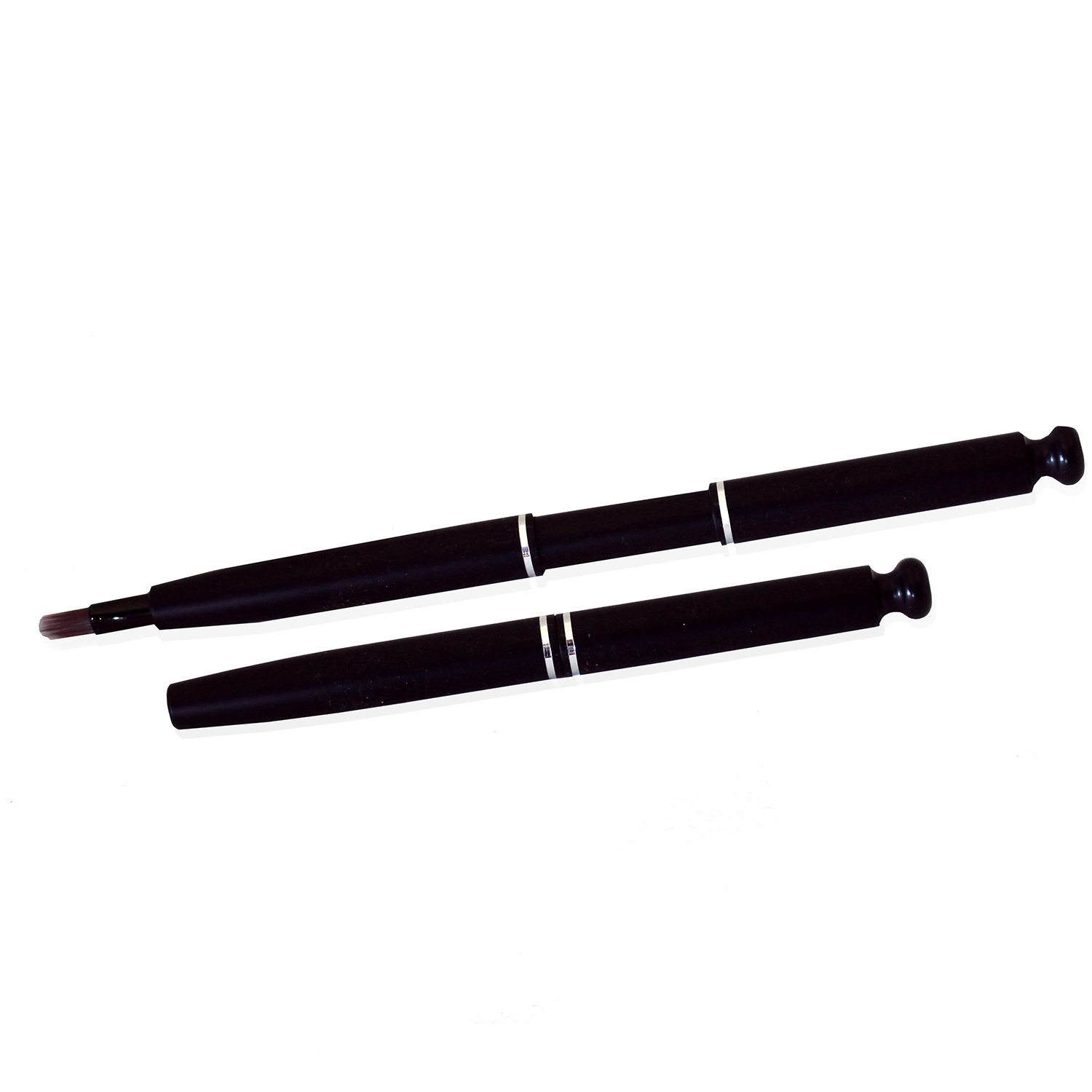 Schwarzer Lippenpinsel mit silbernen Akzenten. Der Pinsel ist in zwei Teile geteilt, einer mit Pinselspitze, der andere mit Kappe.