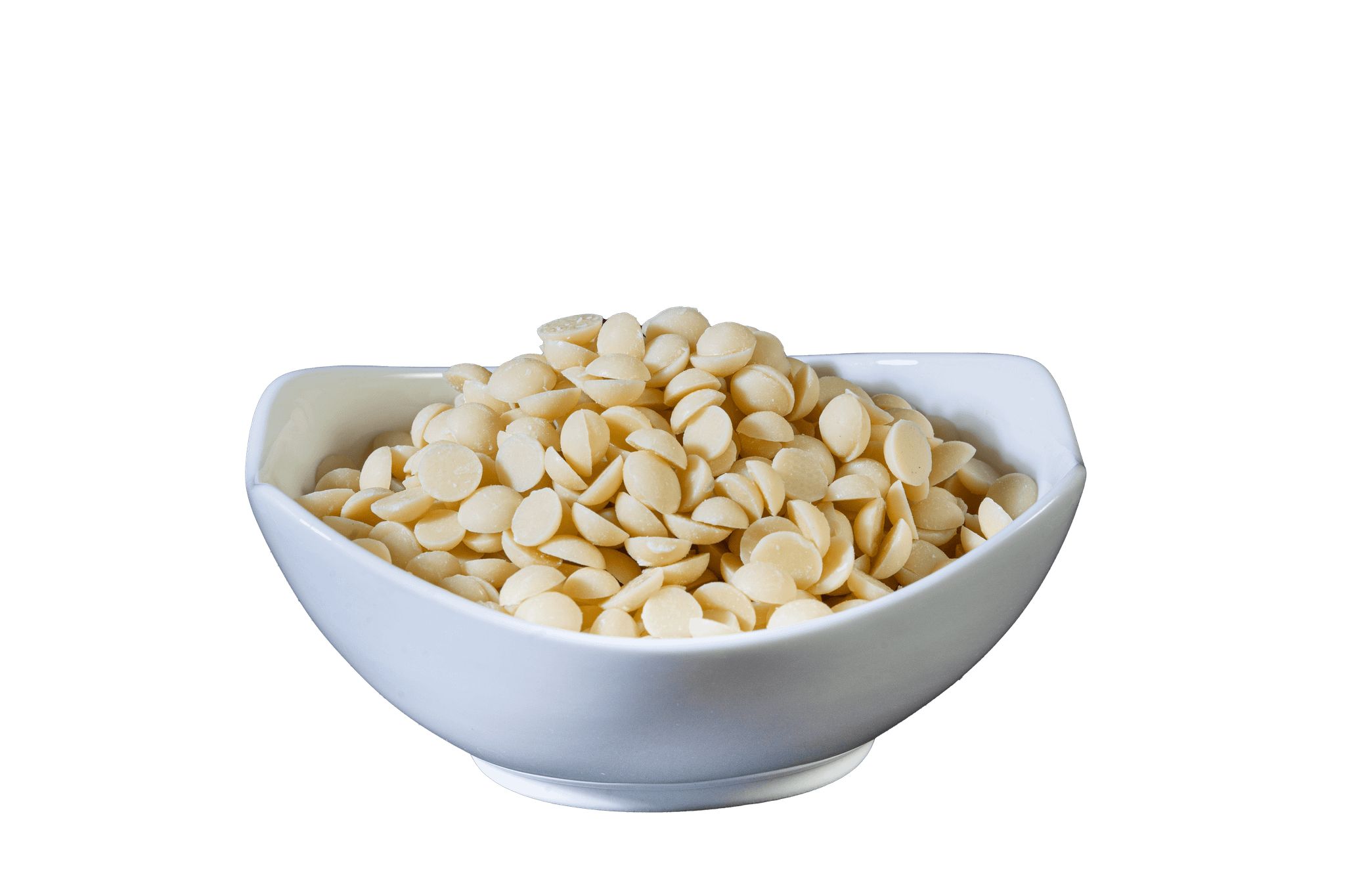 Weiße Schokodrops in einer weißen Schale, vor weißem Hintergrund.