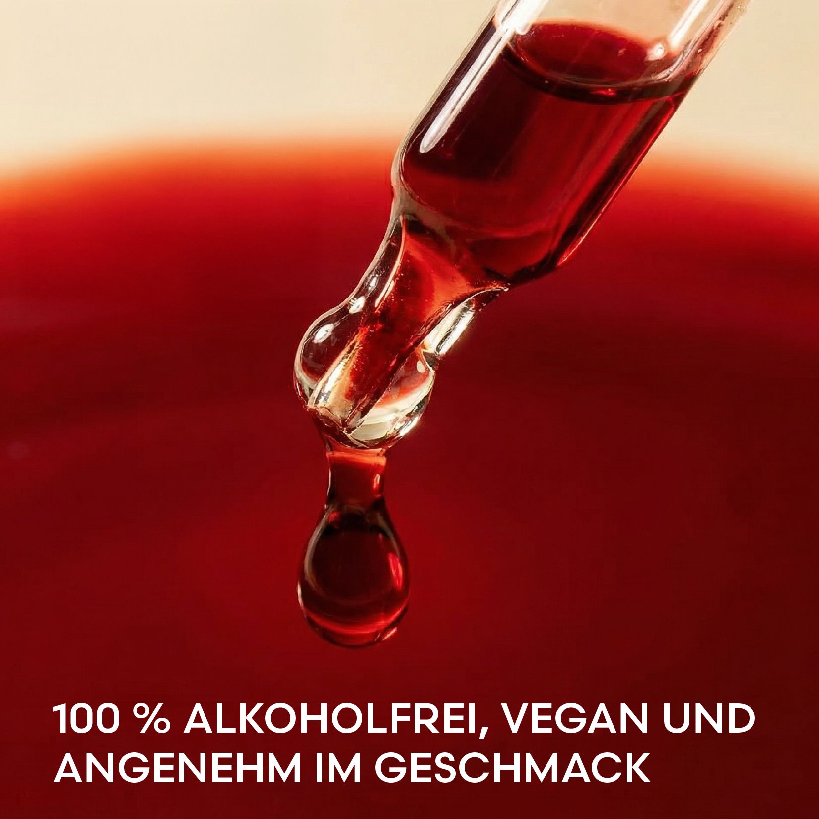 Nahaufnahme einer Pipette, die einen roten Tropfen in eine rote Flüssigkeit abgibt.
