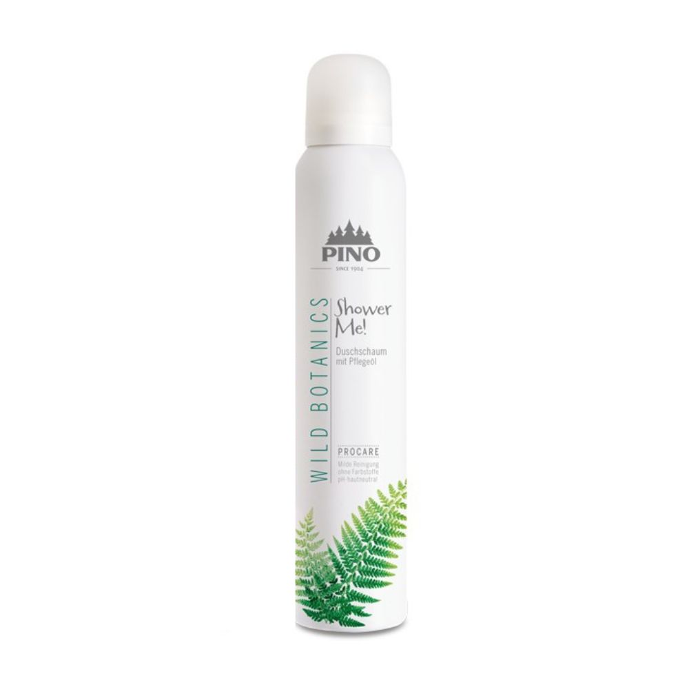 Weiße Sprühflasche mit weißem Deckel. Aufschrift: PINO, Shower Me!, Wild Botanics, Duschschaum mit Pflege. Grünpflanze.