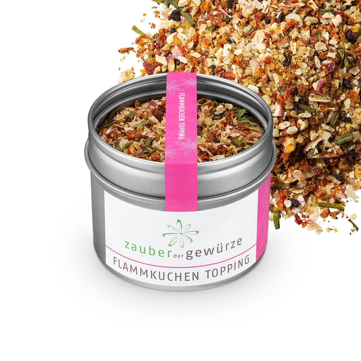 Metallbehälter mit Flammkuchen Topping. Rosa Etikett. Kräutermischung daneben. Produktname sichtbar.