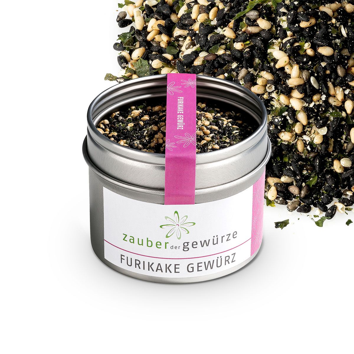 Geöffnete Metall-Dose mit Furikake-Gewürz. Rosa Etikett mit Produktname. Gewürz verstreut daneben.