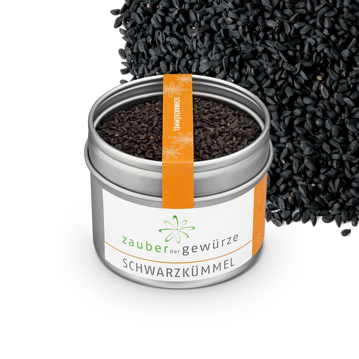 Runde Dose mit Schwarzkümmelsamen, daneben verstreute Samen. Aufkleber mit Produktnamen und Logo. Orangefarbener Streifen.