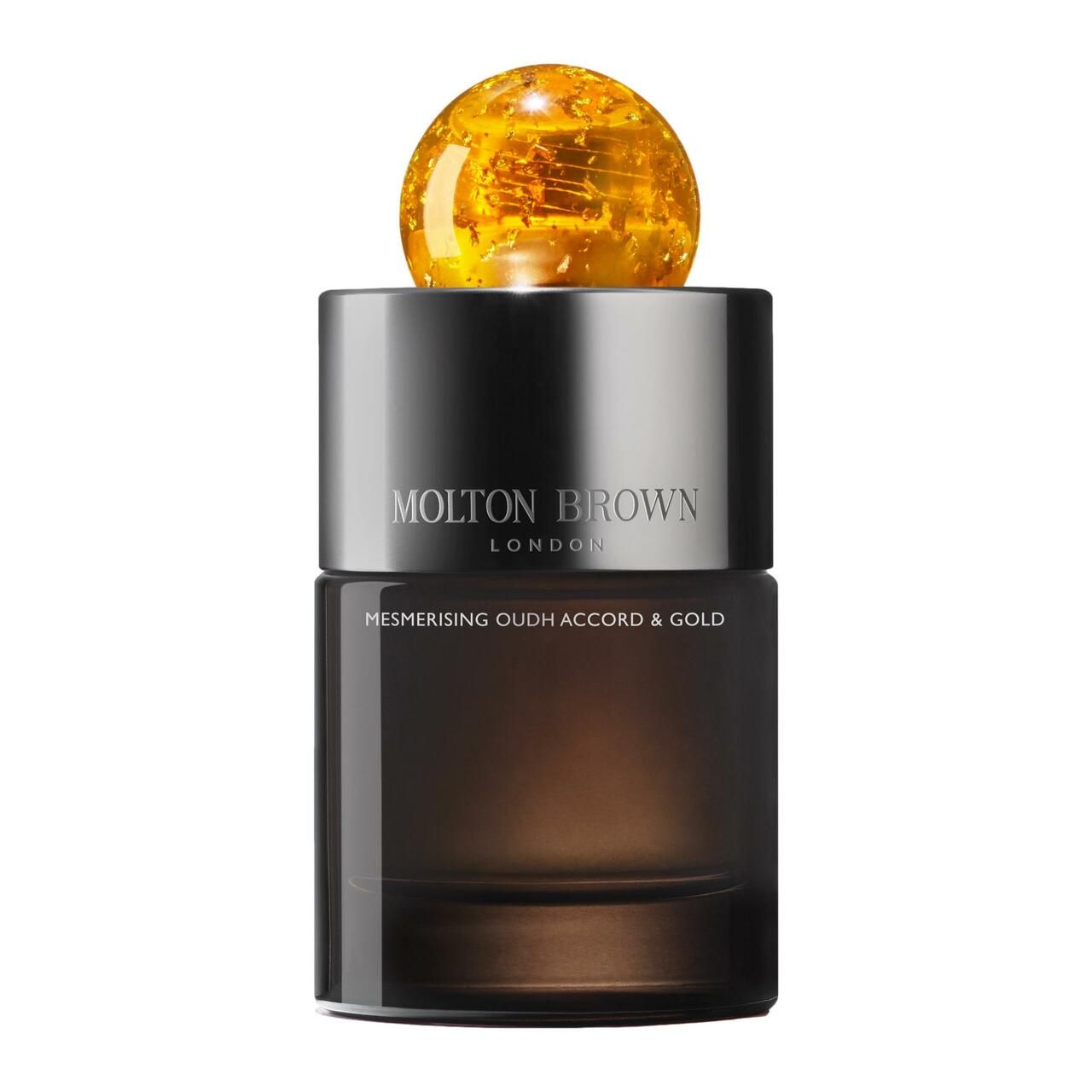 Dunkelbrauner Flakon mit silbernem Deckel und goldfarbenem Verschluss. Schriftzug: Molton Brown London, Mesmerising Oudh Accord & Gold.