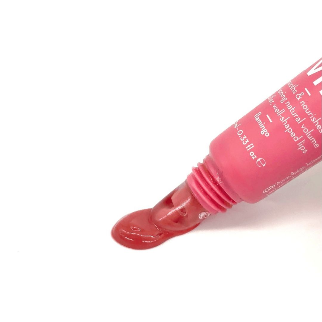 Rosa Lippenprodukt, aus Tube gepresst. Produktname und Volumenangabe sichtbar.