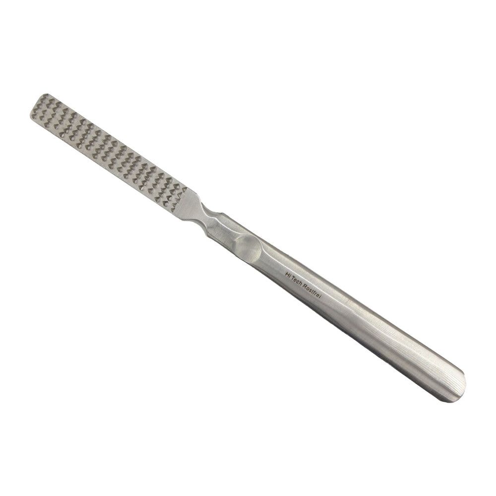 Metall-Râpe mit geriffelter Oberfläche. Länglicher Griff mit abgerundetem Ende. Geprägt: Hi Tech Rostfrei.