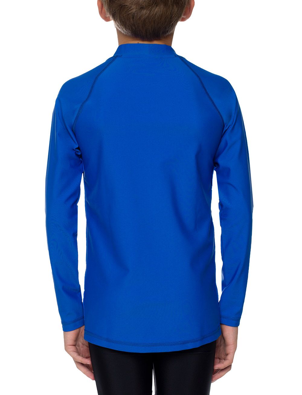 Rückansicht eines Kindes in blauem Langarm-UV-Shirt. Stehkragen. Schwarze Hose. Kein Logo sichtbar.