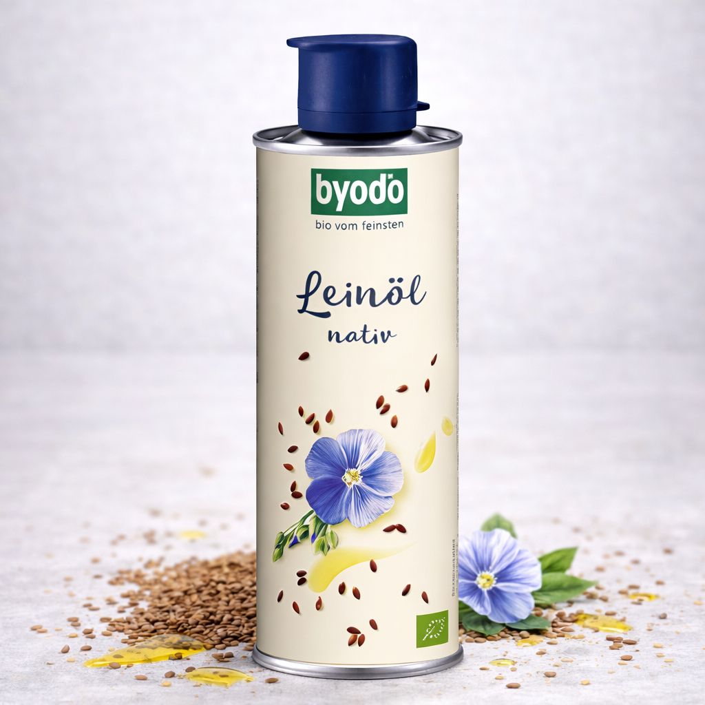 Byodo Bio Leinöl nativ in einer Dose mit blauem Verschluss, umgeben von Leinsamen und Kornblumen.