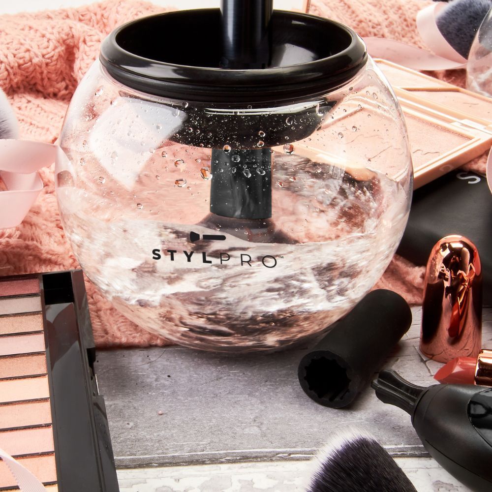 STYLPRO Pinselreiniger mit Wasser und Spritzern in einem Glasbehälter.