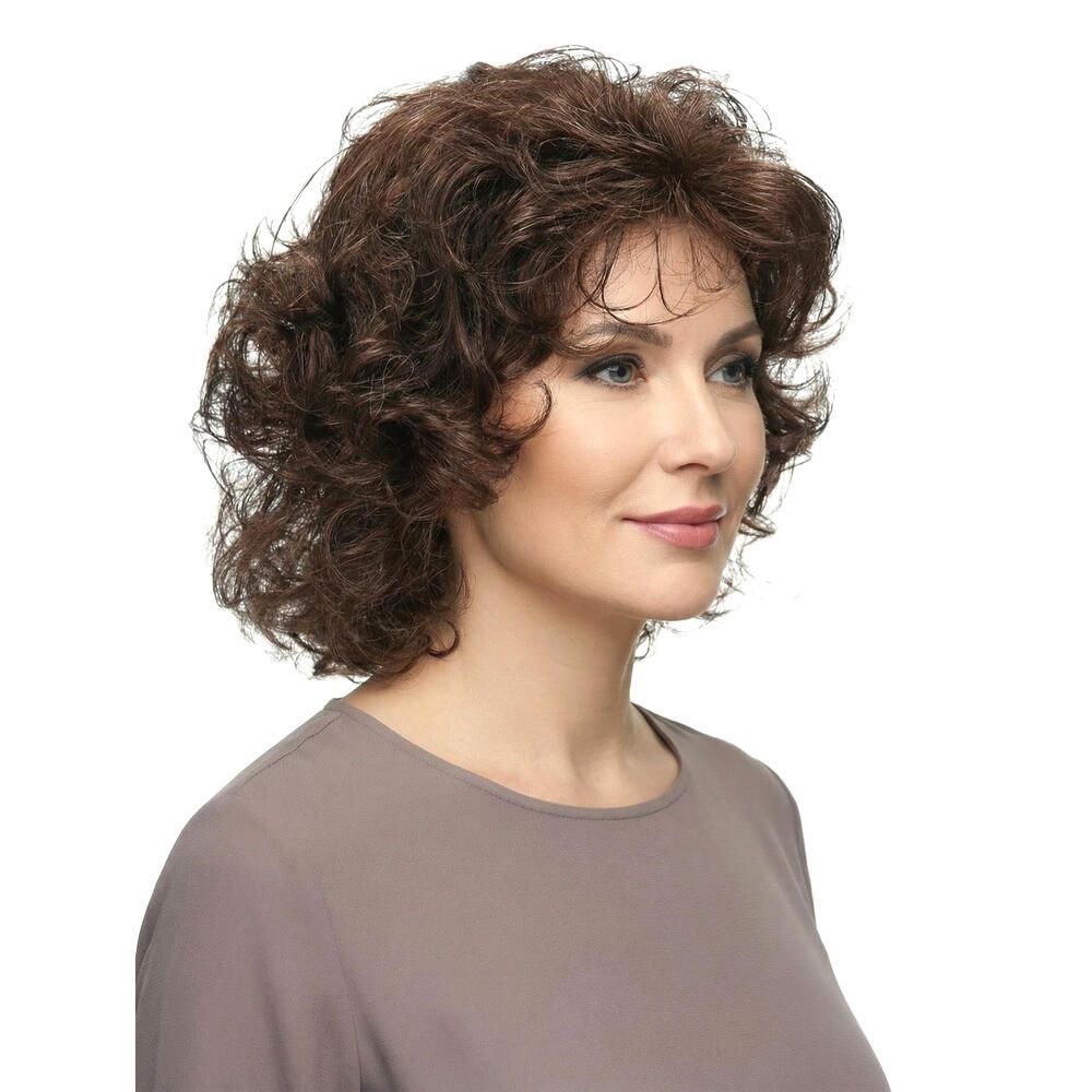 Frau mit brauner, lockiger Perücke. Schulterlanges Haar. Dreiviertelansicht, weißer Hintergrund.