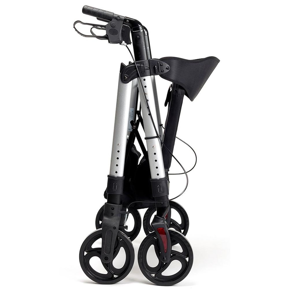 Zusammengeklappter Rollator. Silberfarbener Rahmen, schwarze Räder und Sitz. Vier Räder, Handgriffe, Rückenlehne.
