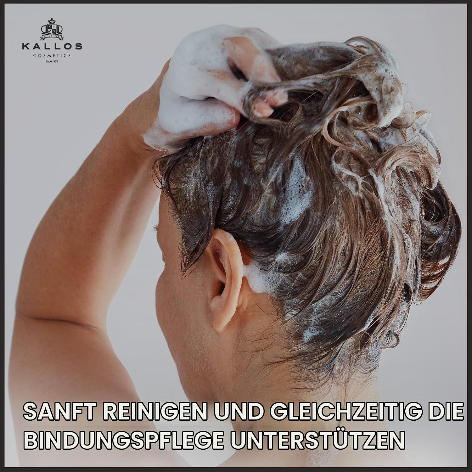 Person wäscht Haare mit Schaum, Kallos Cosmetics Logo oben links.