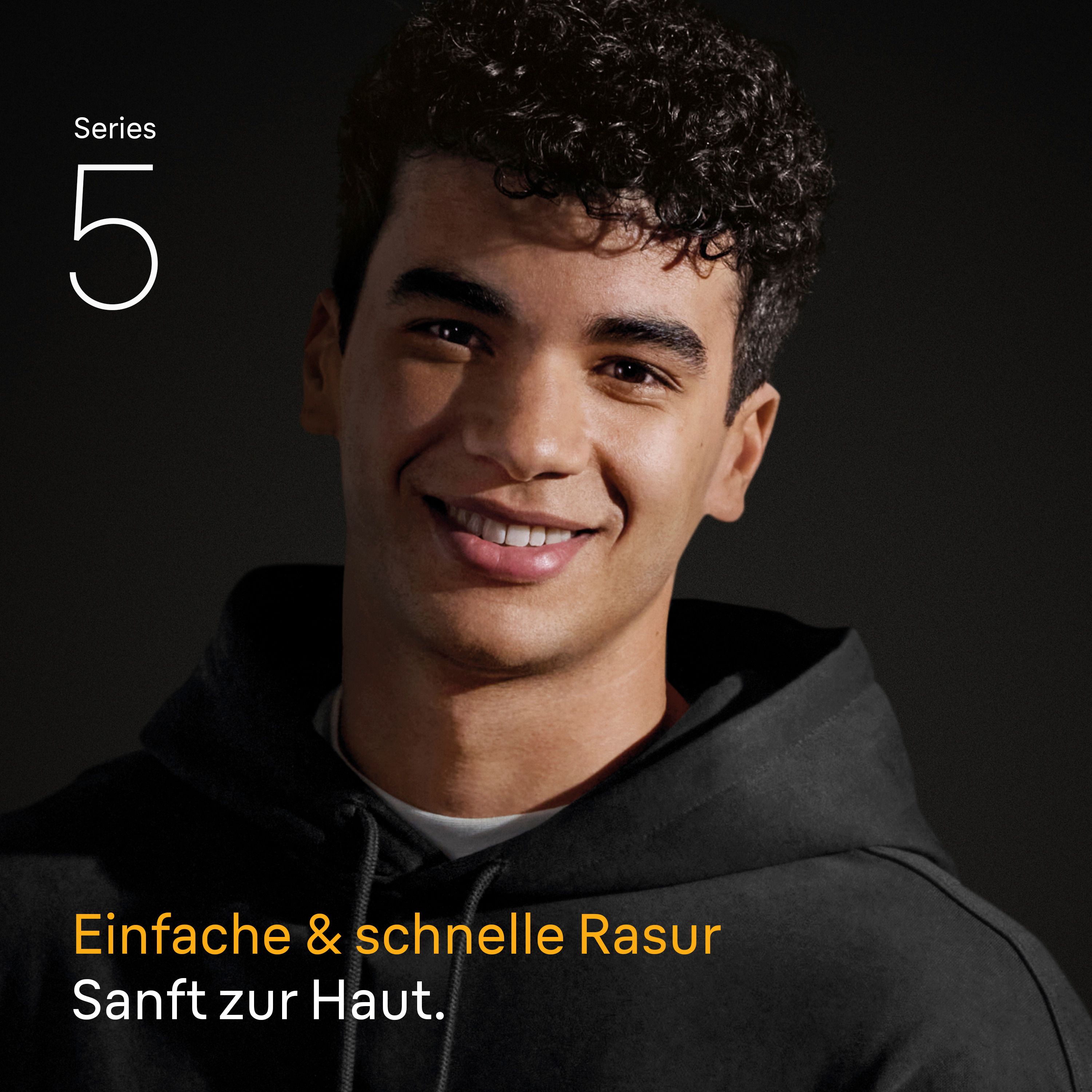 Porträt eines Mannes mit Braun Series 5 Rasierer-Verpackung, die 'Einfache & schnelle Rasur' hervorhebt.