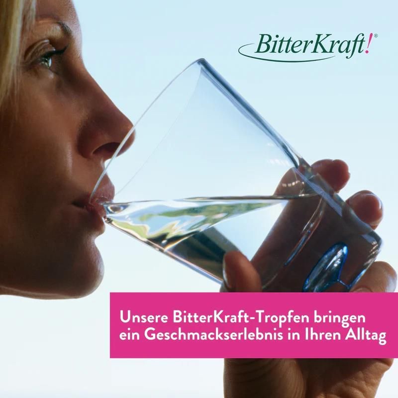 Frau trinkt Wasser aus einem Glas. Text: Unsere BitterKraft-Tropfen bringen ein Geschmackserlebnis in Ihren Alltag.