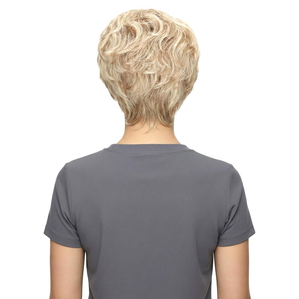 Blonde Kurzhaarperücke. Rückansicht. Frau trägt graues T-Shirt.