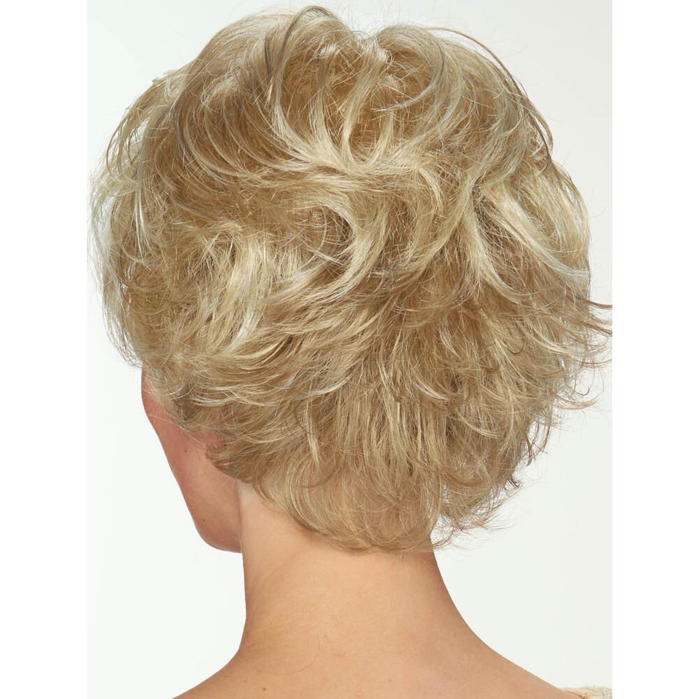 Kurzhaarperücke, blond, Rückansicht. Lockiges Haar. Helles Oberteil.