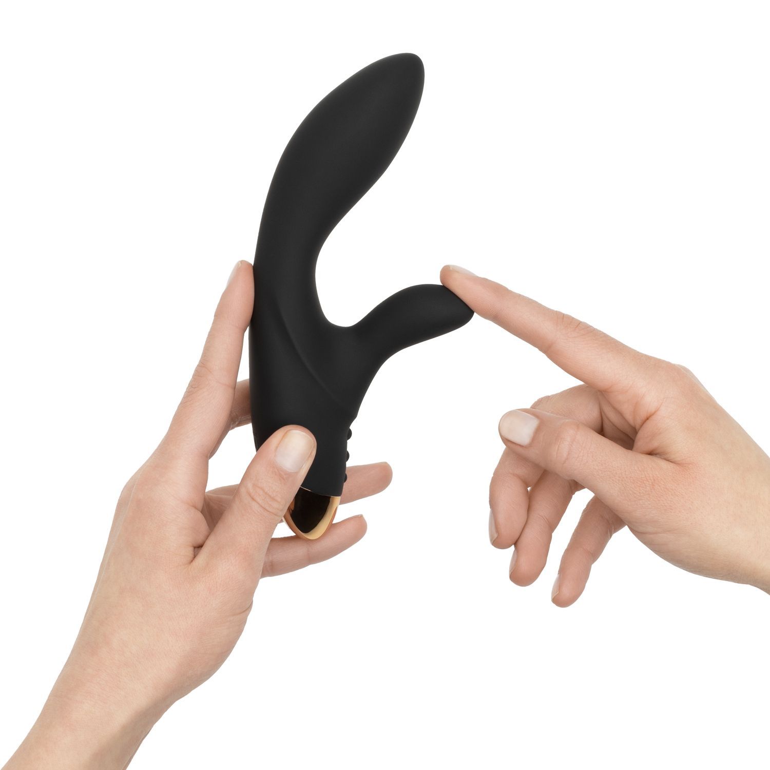 Zwei Hände bedienen einen schwarzen Rabbit-Vibrator mit goldener Spitze.