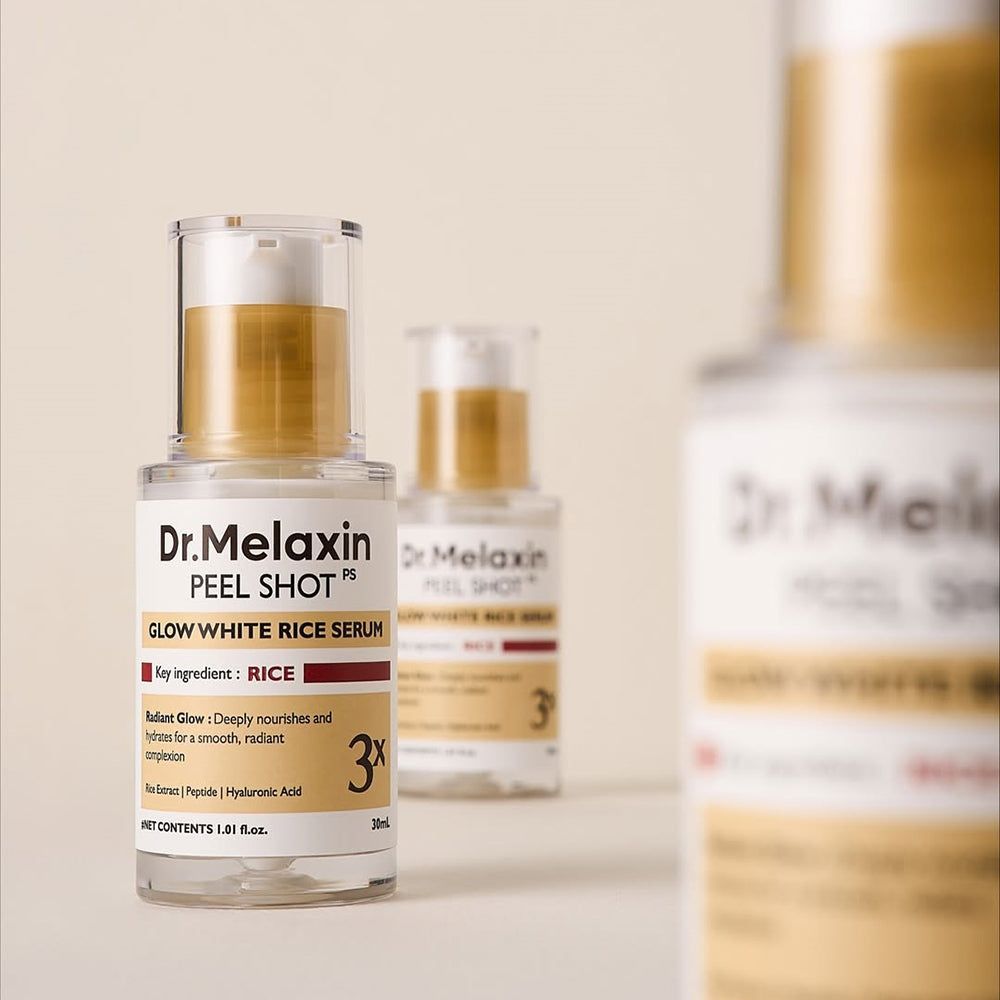 Mehrere Serumflaschen mit goldfarbenen Deckeln. Aufschrift: Dr. Melaxin Peel Shot, Glow White Rice Serum. 3x-Markierung.