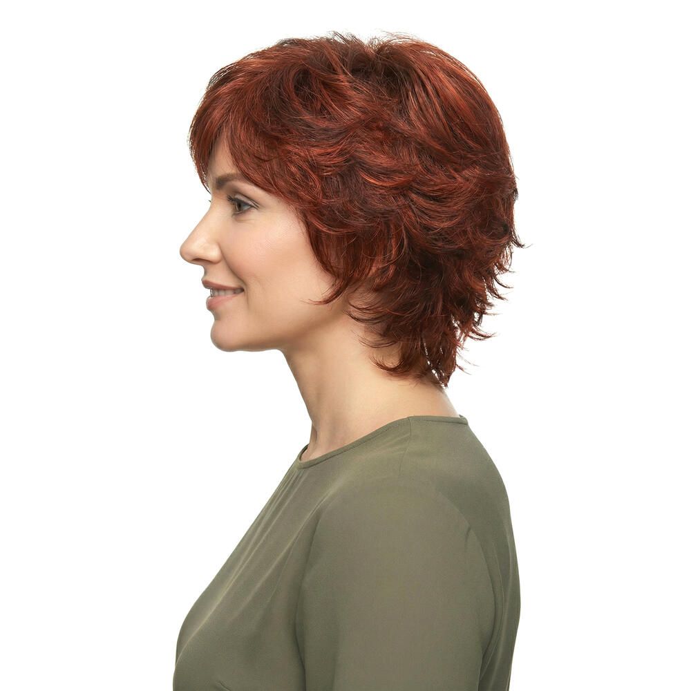 Frau mit roter Perücke. Kurzer, gewellter Haarschnitt. Seitenansicht.