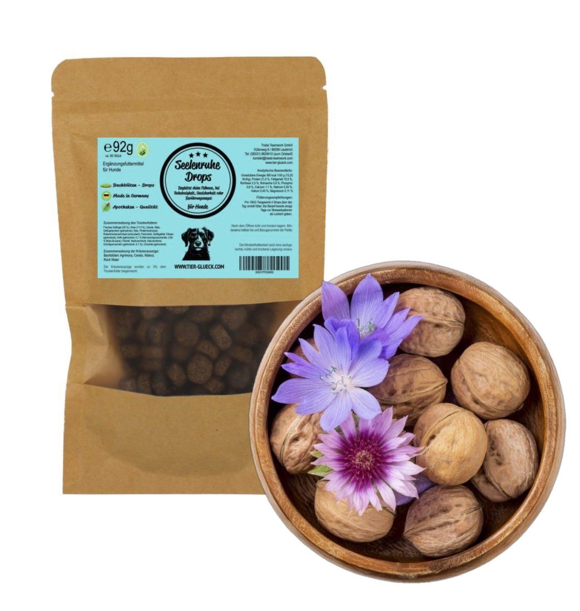 Beutel TierGlück Seelenruhe Drops für Hunde, neben Holzschale mit Walnüssen und Blüten. Aufdrucke: Name, Inhaltsstoffe, Logo, Gewicht 92g.
