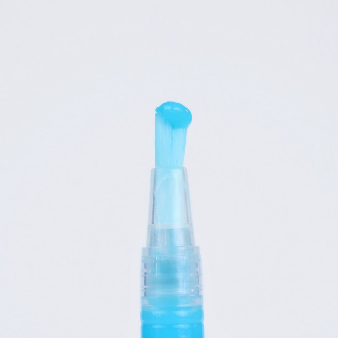 Nahaufnahme eines Applikators mit blauem Gel. Der Applikator ist transparent.