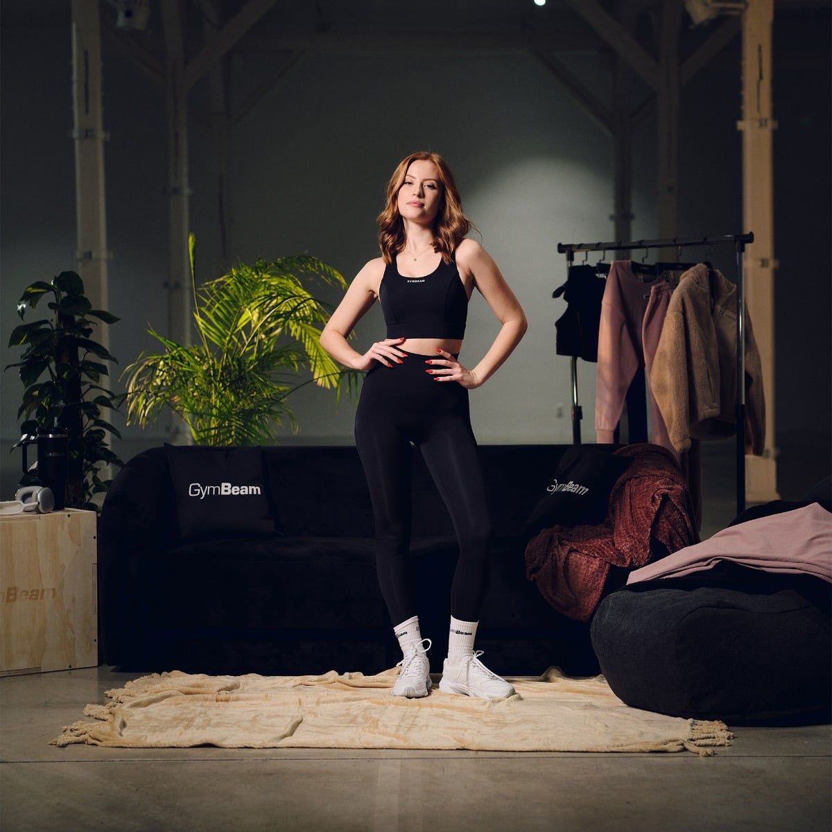 GymBeam Sport-BH Damen Aura mit Polsterung und gekreuzten Trägern Black