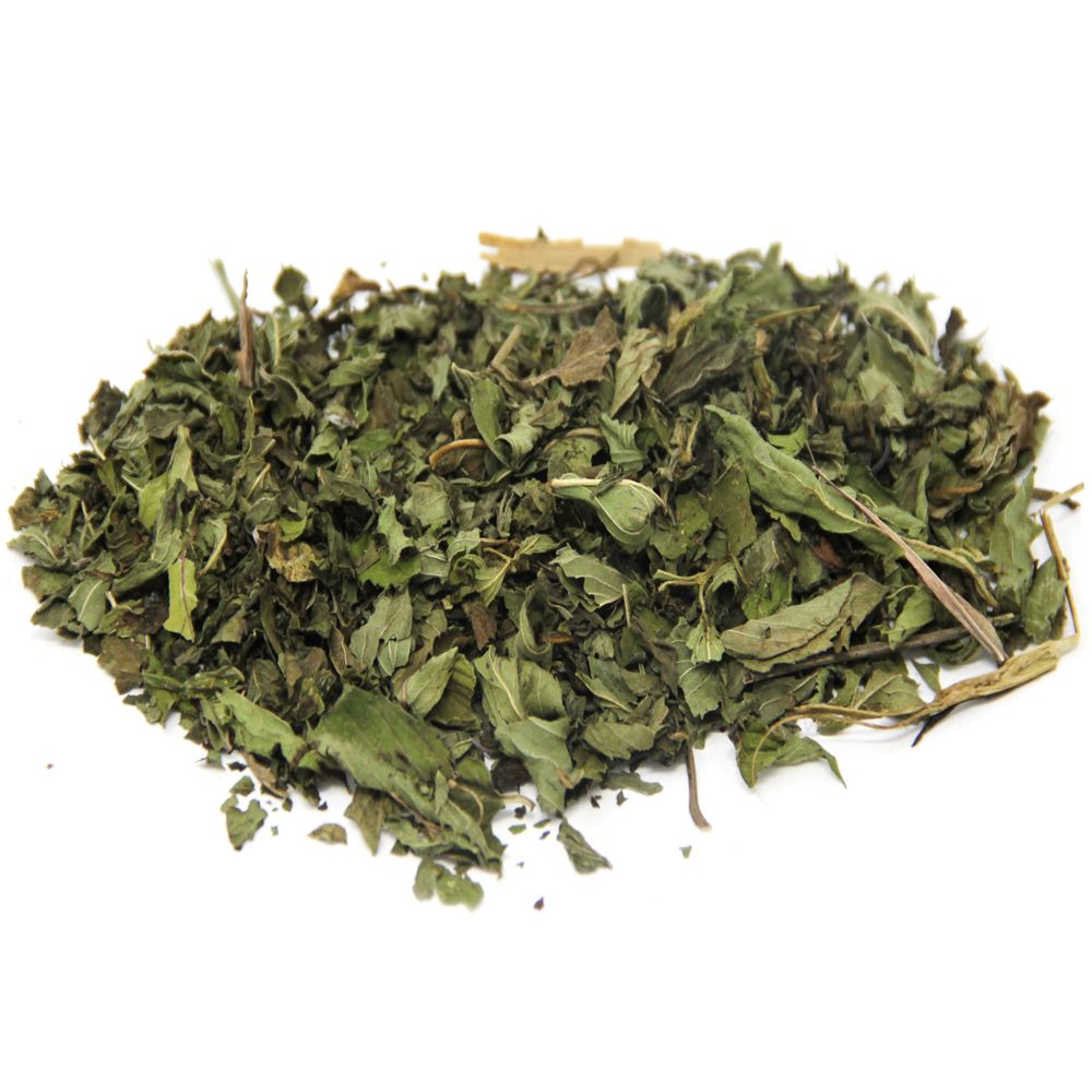 Haufen getrockneter Pfefferminzblätter. Nahaufnahme, helle Beleuchtung. Blätter in verschiedenen Grüntönen.