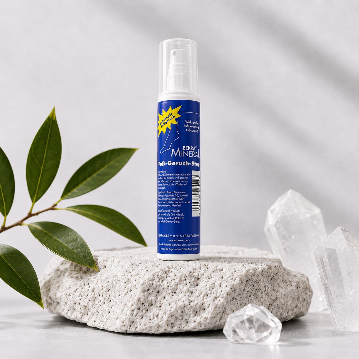BEKRA Mineral Fuß Geruch Stop Sprayflasche mit Rückseitenetikett auf Stein.