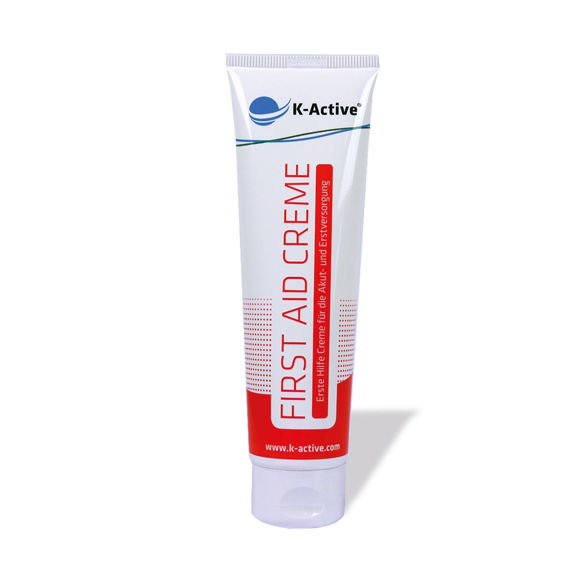 Creme-Tube mit rotem Etikett. Aufschrift: "FIRST AID CREME". Marke: K-Active. Text: Erste Hilfe Creme für die Akut- und Erstversorgung.