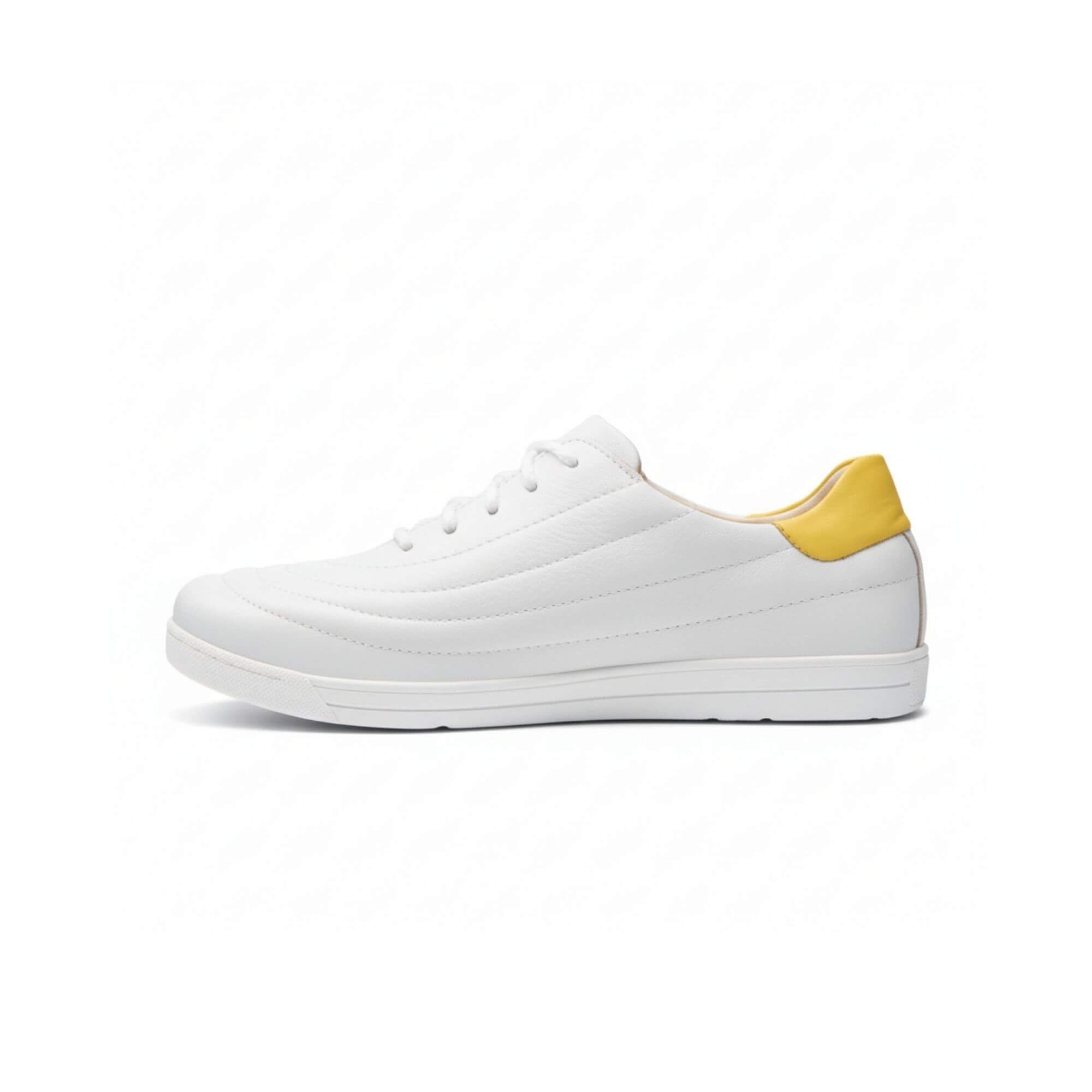 Weißer Schnürschuh mit gelber Fersenkappe. Gepolstertes Design. Seitenansicht.