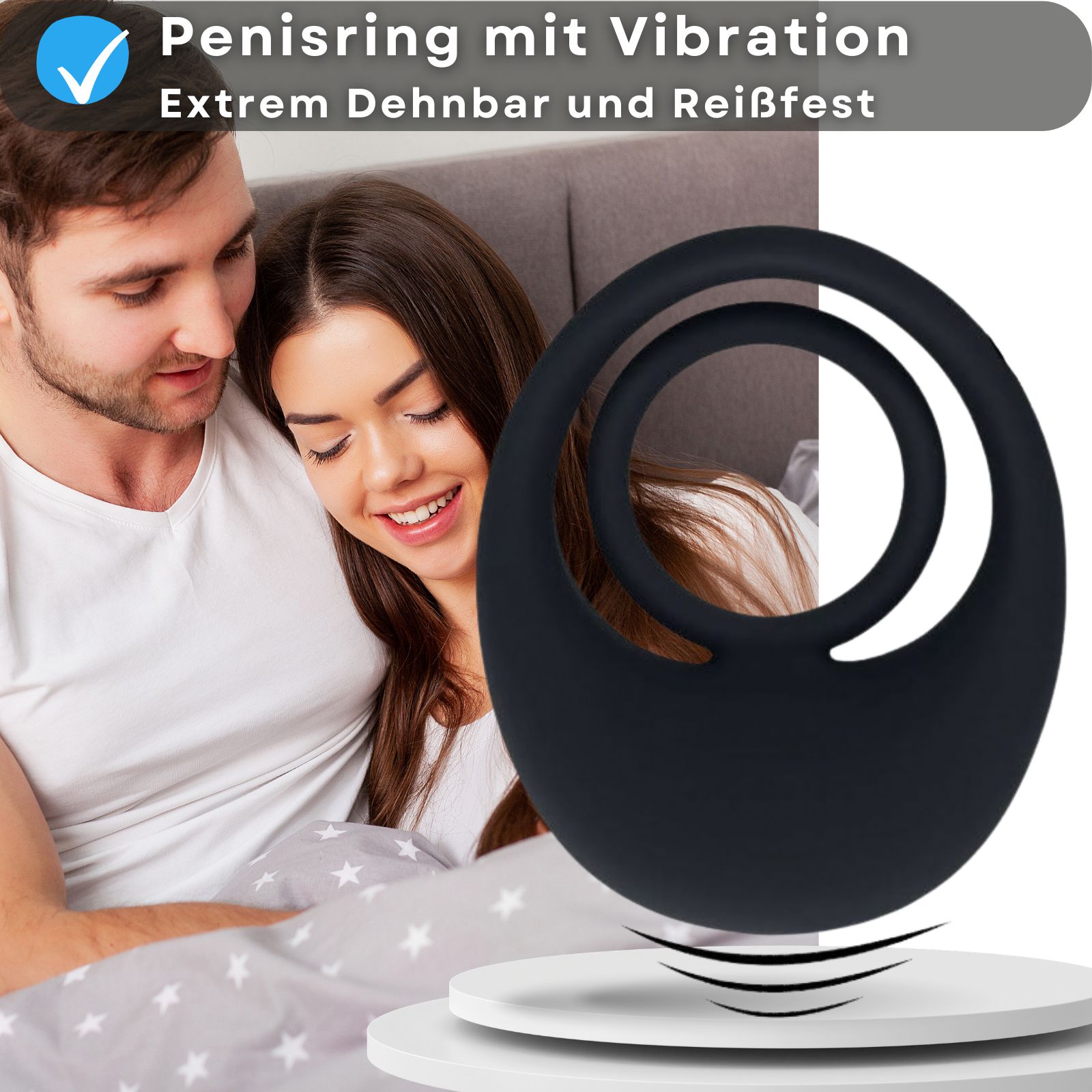 Paar im Bett, Penisring auf Podest. Produktmerkmal: Extrem dehnbar und reißfest.