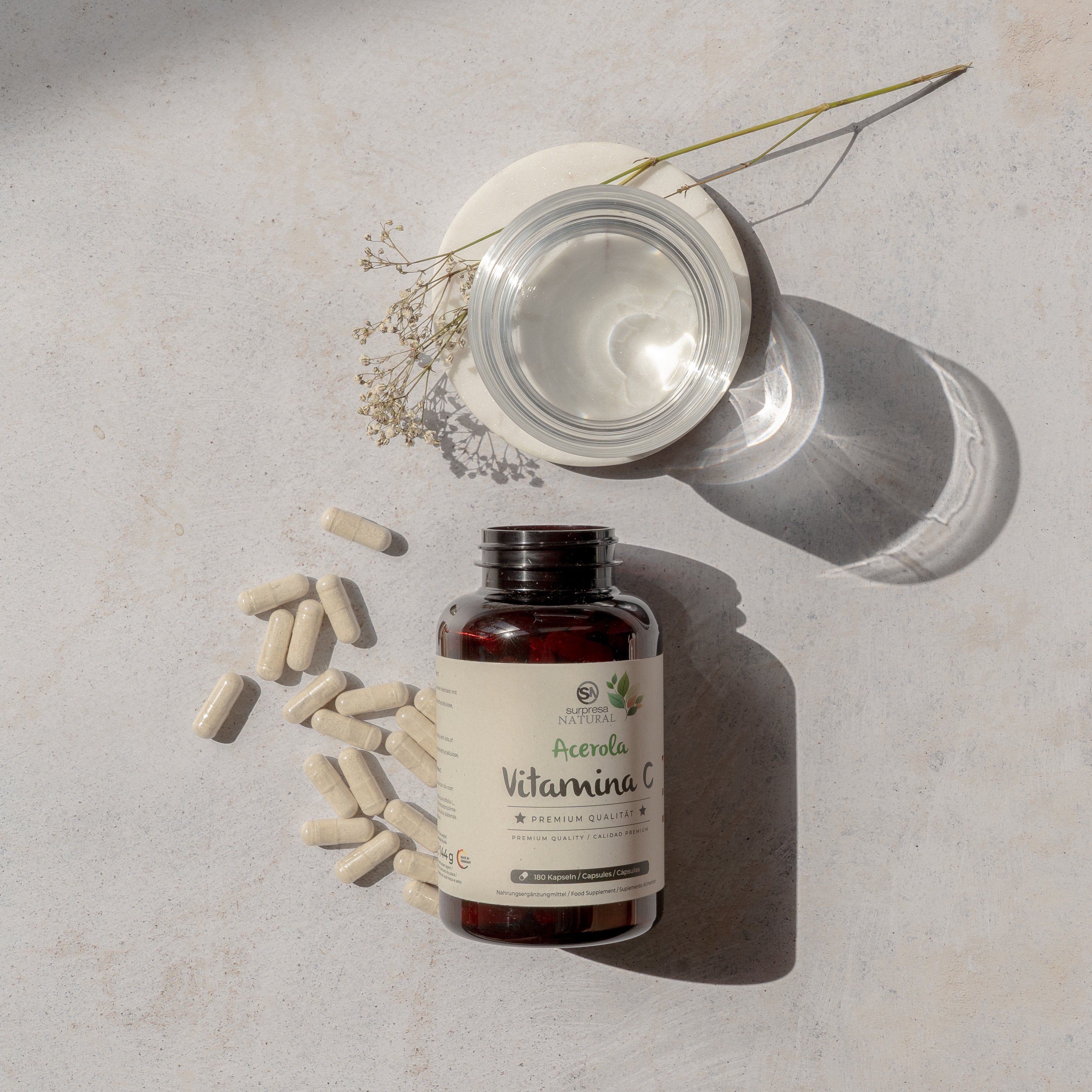 Braune Dose Surpresa Natural Vitamin C Acerola Kapseln mit verstreuten Kapseln und Dekoration.