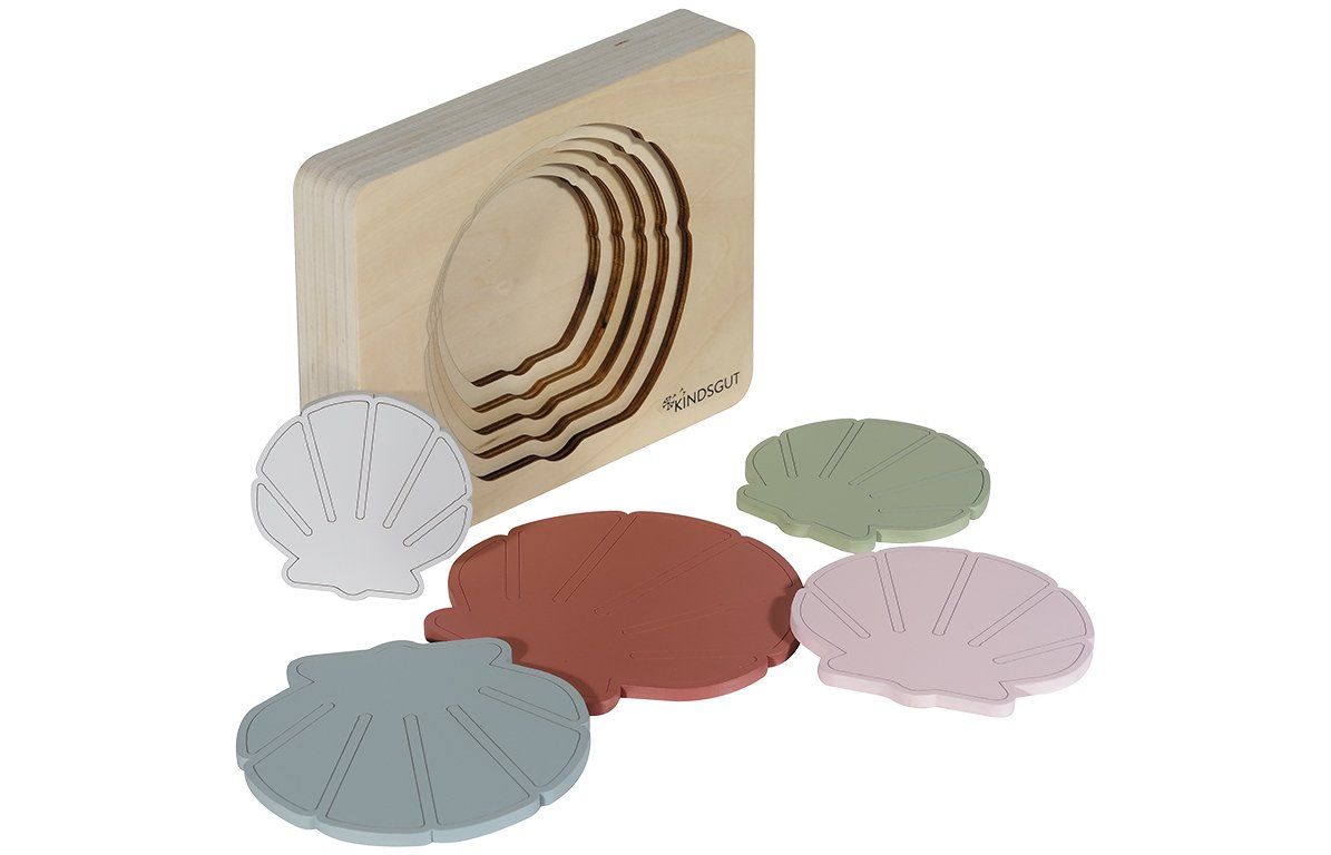 Holzpuzzle mit Muschelform und 4 farbigen Muschelteilen. Kindsgut Logo auf dem Rahmen.