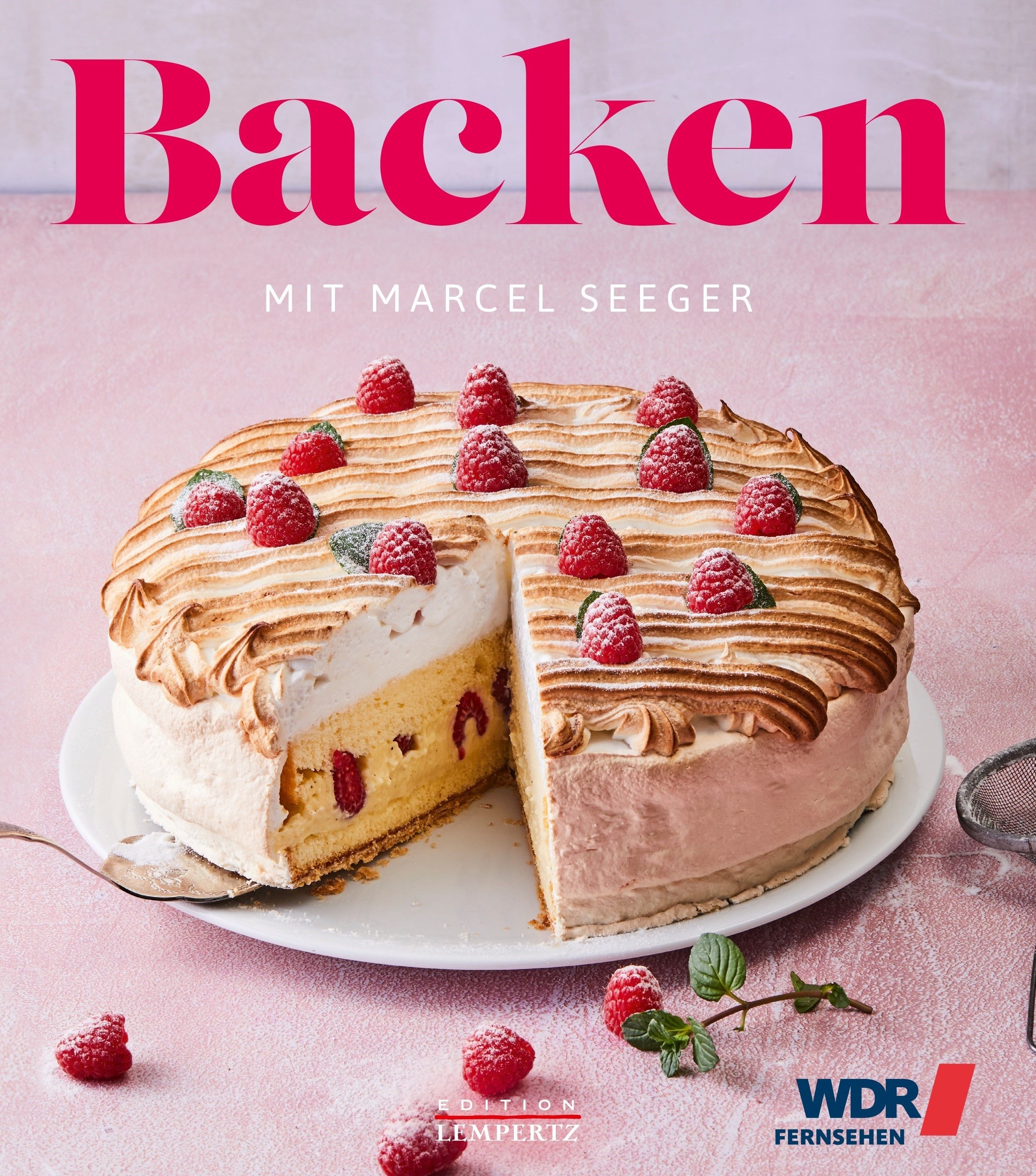 Torte mit Baiserhaube und Himbeeren. Aufschrift "Backen" und "Mit Marcel Seeger". Logo WDR Fernsehen.