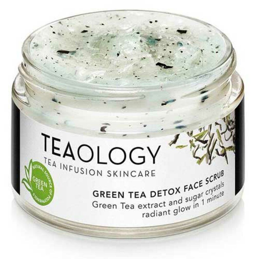 Glas mit grünem Gesichtspeeling. Aufschrift: Teaology, Green Tea Detox Face Scrub. Enthält Zucker Kristalle.