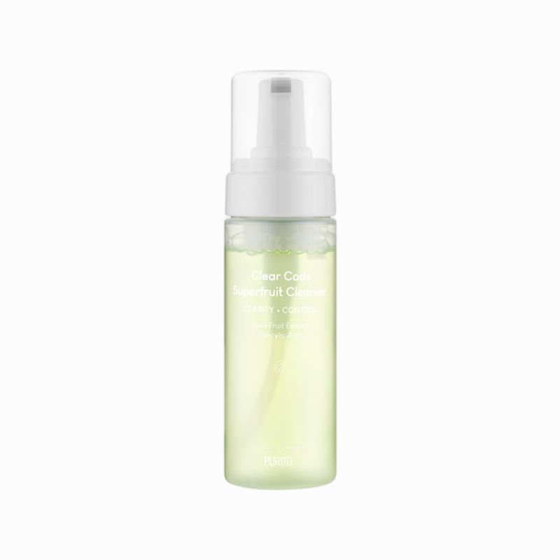 Transparente Flasche mit weißem Pumpspender. Beschriftung: Clear Code Superfruit Cleanser. PURITO-Logo.