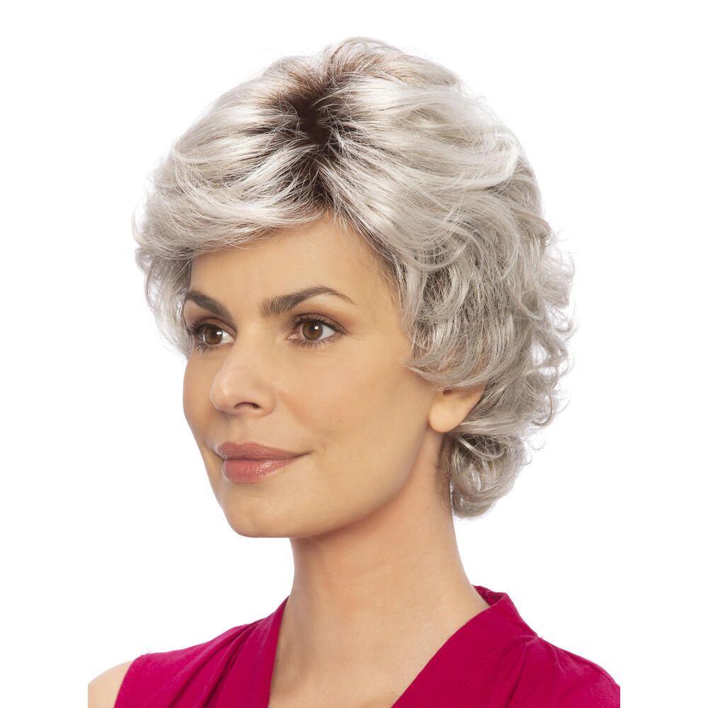 Perücke mit grauen, gewellten Haaren. Seitenansicht einer Frau mit der Perücke. Der Ansatz ist dunkelbraun.