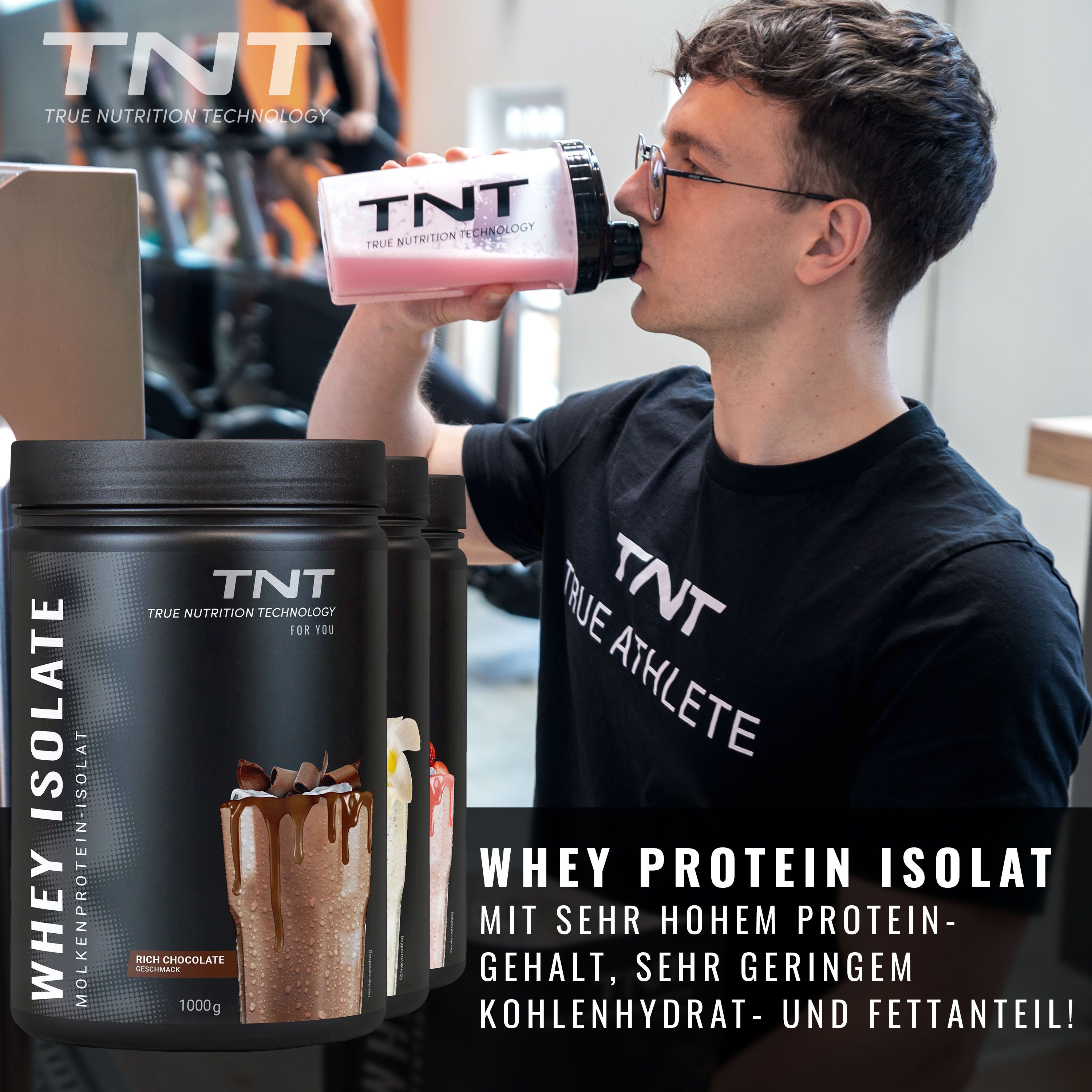 Mann trinkt Shake aus TNT-Shaker. Neben ihm stehen weitere Dosen TNT Whey Isolate. Produktname und Logo sichtbar.
