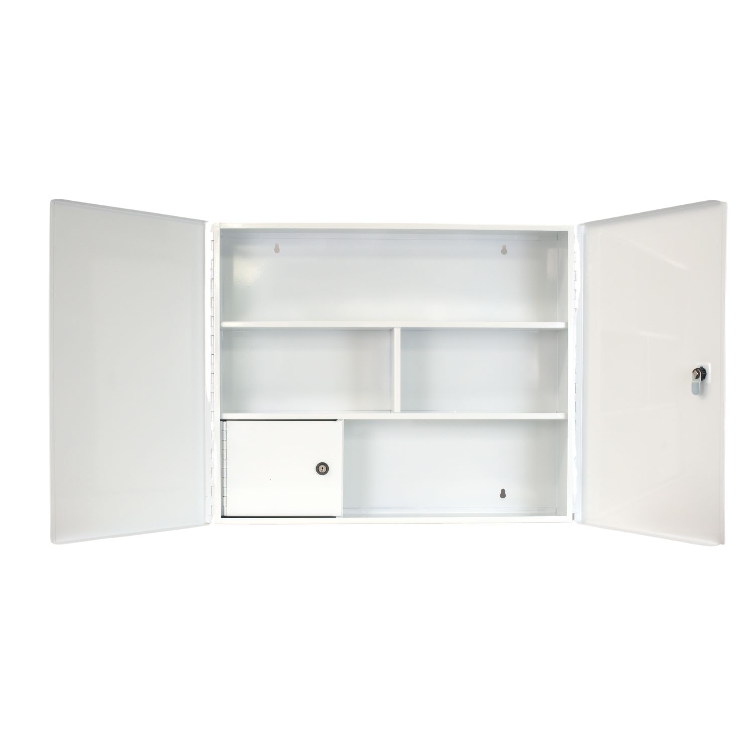 Weißer Verbandschrank, Türen geöffnet. Innenraum mit Regalen und separatem Fach. Metallschrank mit Schloss.