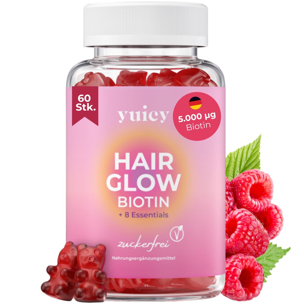 Klare Glasflasche mit roten Gummibärchen. Aufkleber mit Produktnamen, Biotin-Angabe und Logo. Himbeeren und Blätter daneben.