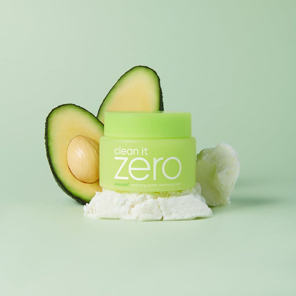 Grüner Tiegel mit "clean it zero" Aufschrift, daneben Avocadehälften und weiße Substanz.