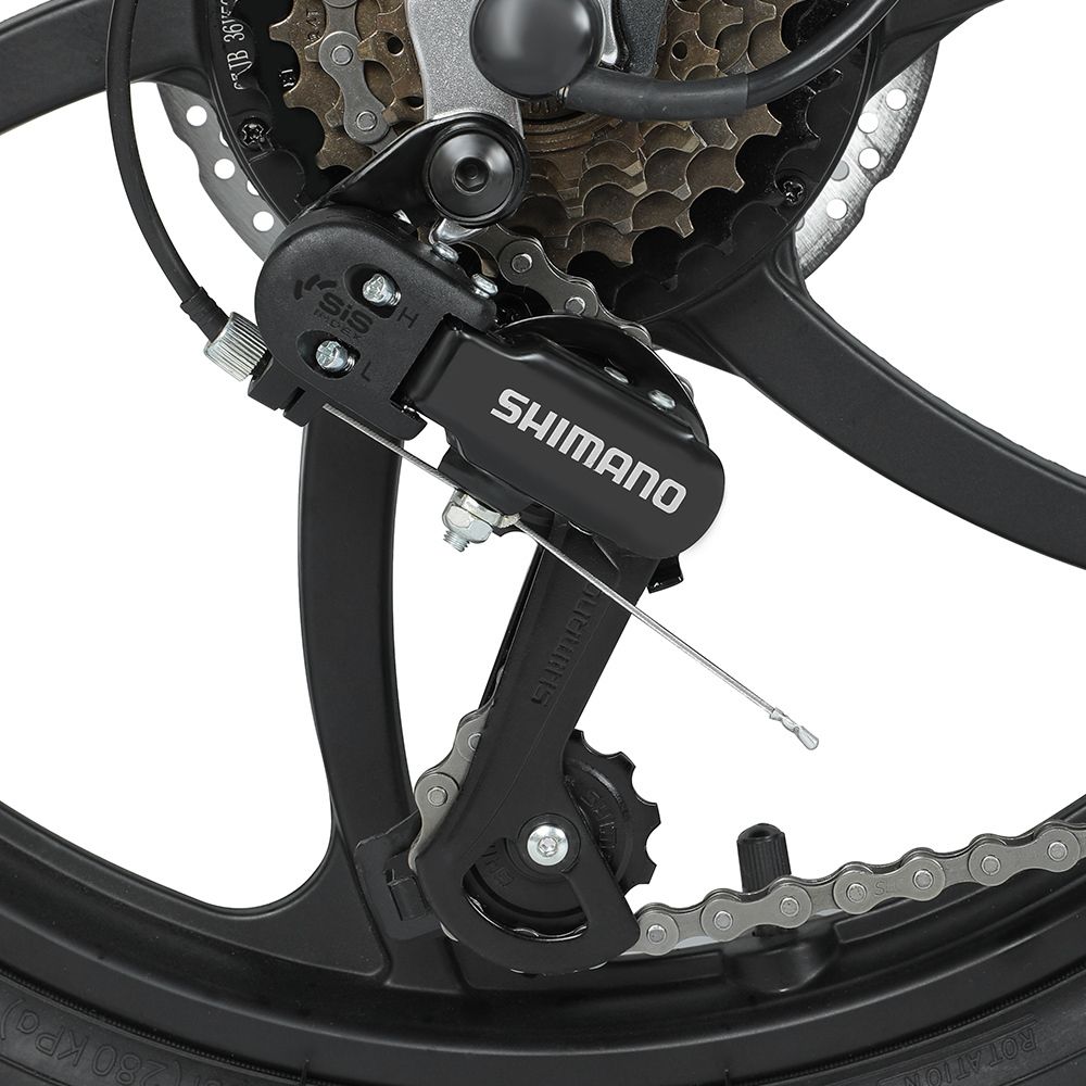 Nahaufnahme des Shimano-Schaltwerks. Schwarze Komponenten. Shimano-Logo. Kette und Zahnräder.