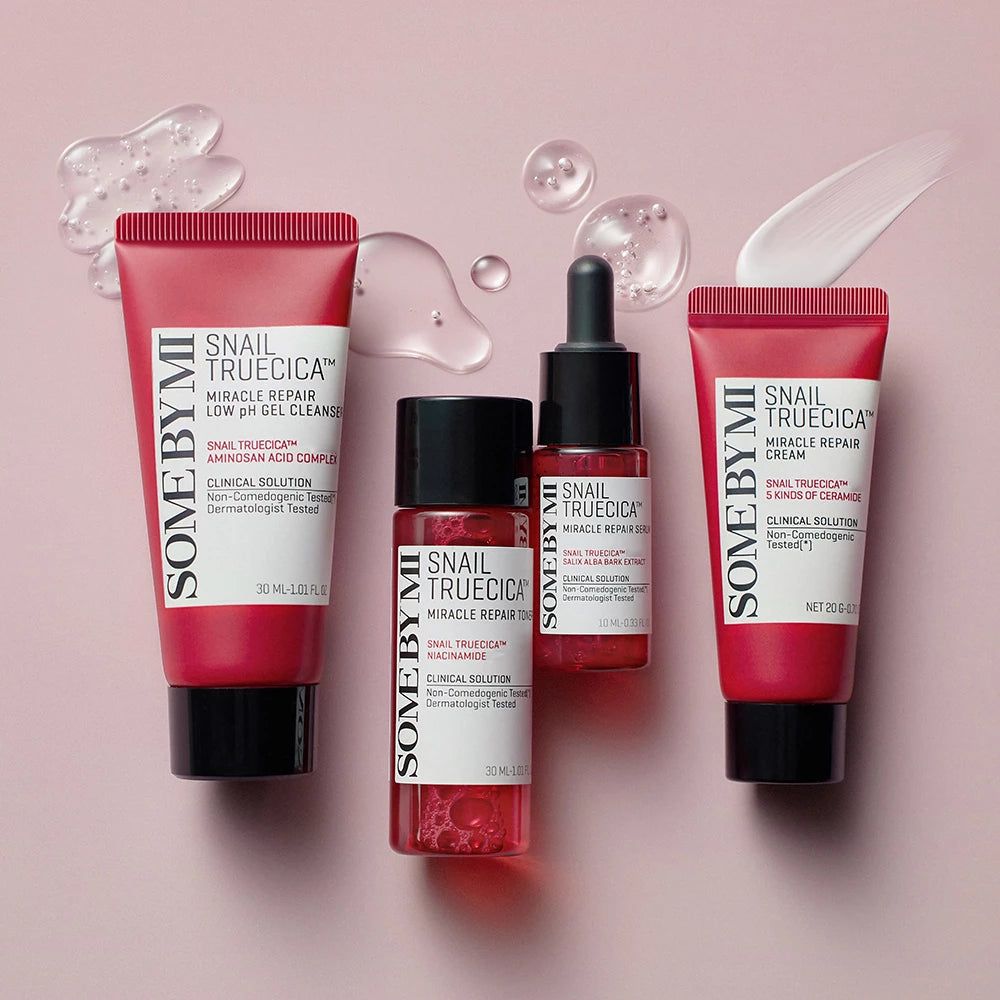 Vier Produkte: Reiniger, Serum, Creme und Tropfenflasche. Alle in Rot mit schwarzem Deckel. Aufschrift: Snail TrueCICA.