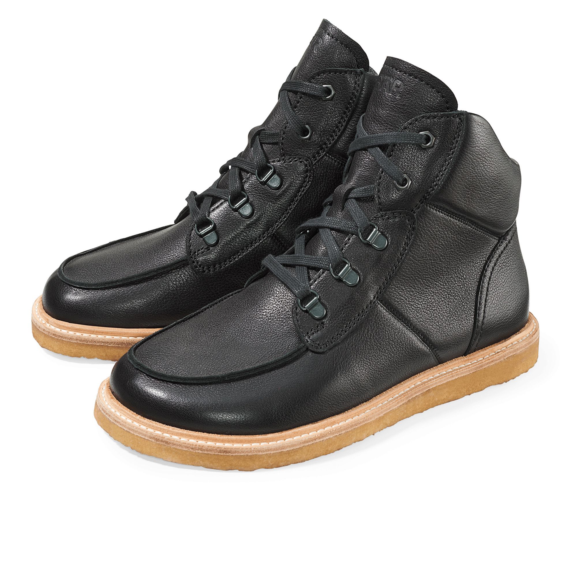 Schwarze Stiefeletten mit Schnürung und heller Sohle. Lederoptik. Zwei Schuhe nebeneinander.