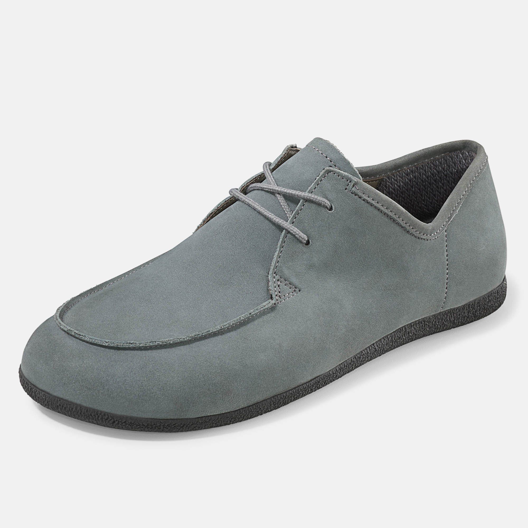 Grauer Schnürschuh. Flache Sohle, runde Spitze. Hellgraue Schnürsenkel. Schuh von der Seite.