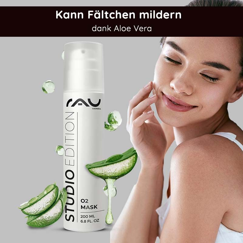 Weiße Flasche mit Sprühkopf. Text: STUDIO EDITION, O2 MASK, 200 ml, 6.8 FL. OZ. Aloe Vera und Frau, die Creme aufträgt.