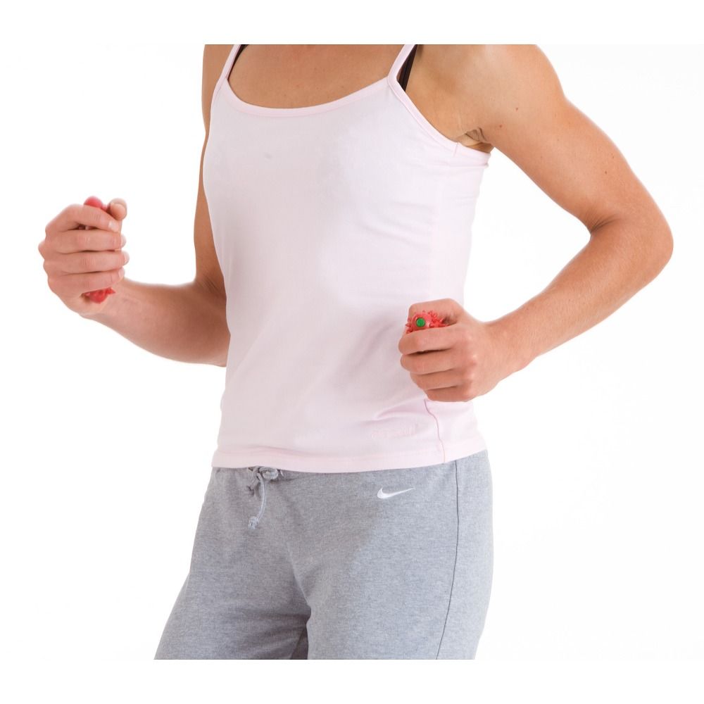 Person hält zwei rote Togu Handtrainer. Sie trägt Sportkleidung. Der Hintergrund ist weiß.