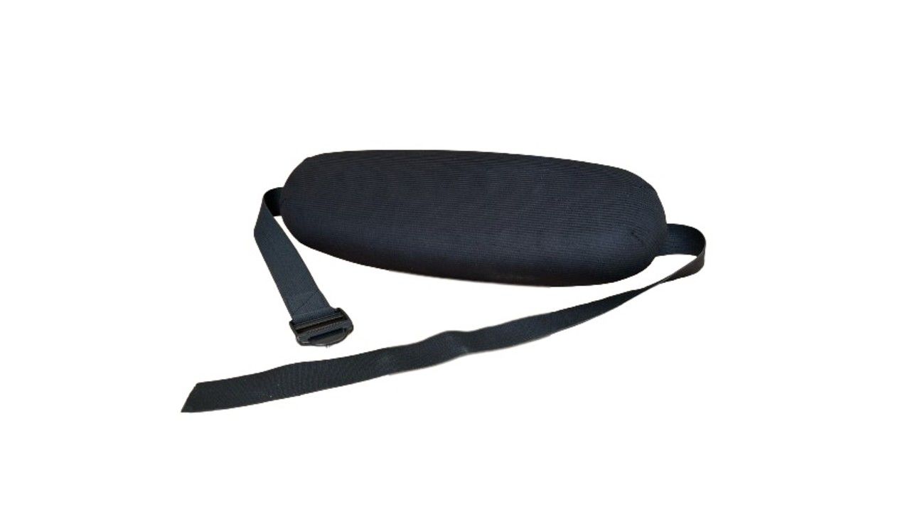 Cuscino lombare nero cilindrico con cinghie e fibbia. Forma allungata e arrotondata.